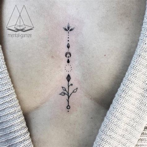 tatuaje en el medio de los senos|Tatuajes en medio de los senos significado: Descubre el。